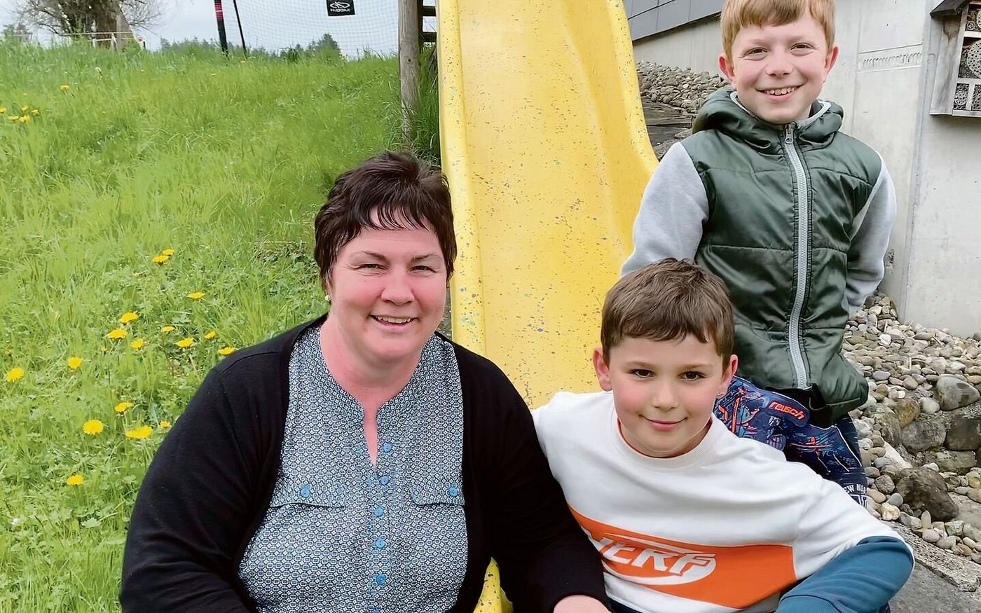 Hat ausgefüllte Tage: Regula Lemmenmeier mit ihren Söhnen Jann und Lars.