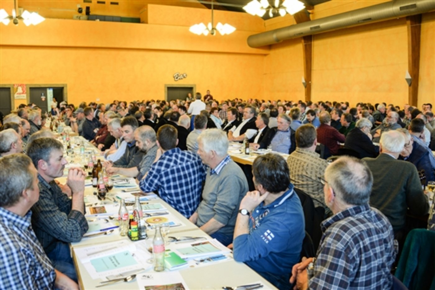 Volles Haus: Die alte Reithalle Thun ist bis auf den letzten Platz gefüllt.