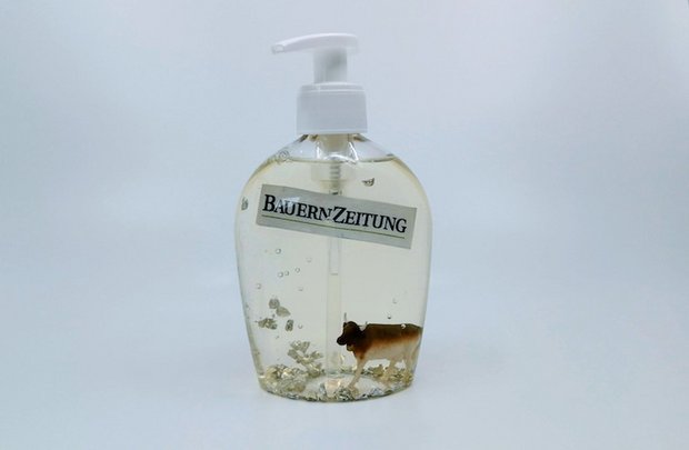 Seifenspender mit Kuh, Logo und Glitzer. (Bild sbu)