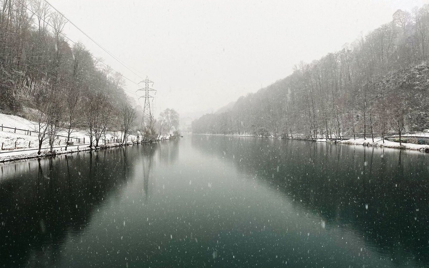 Pünktlich zum Adventsbeginn hat Frau Holle der Schweiz erste Schneeflocken bis ins Flachland spendiert, so wie hier an der Aare bei Bern.