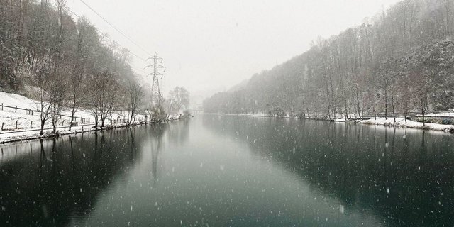 Pünktlich zum Adventsbeginn hat Frau Holle der Schweiz erste Schneeflocken bis ins Flachland spendiert, so wie hier an der Aare bei Bern.