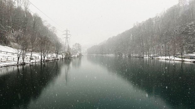 Pünktlich zum Adventsbeginn hat Frau Holle der Schweiz erste Schneeflocken bis ins Flachland spendiert, so wie hier an der Aare bei Bern.