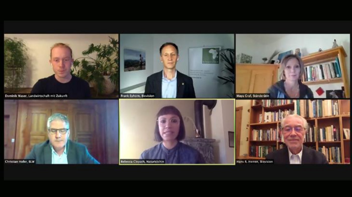 Frank Eyhorn (oben Mitte), Geschäftsführer von Biovision, führte durch das Forum, das per Zoom virtuell durchgeführt wurde, «Bleiben Sie dran, wir bleiben es auch», beendete Eyhorn das Forum mit einem Appell an die Zuschauenden. (Bild jsc)