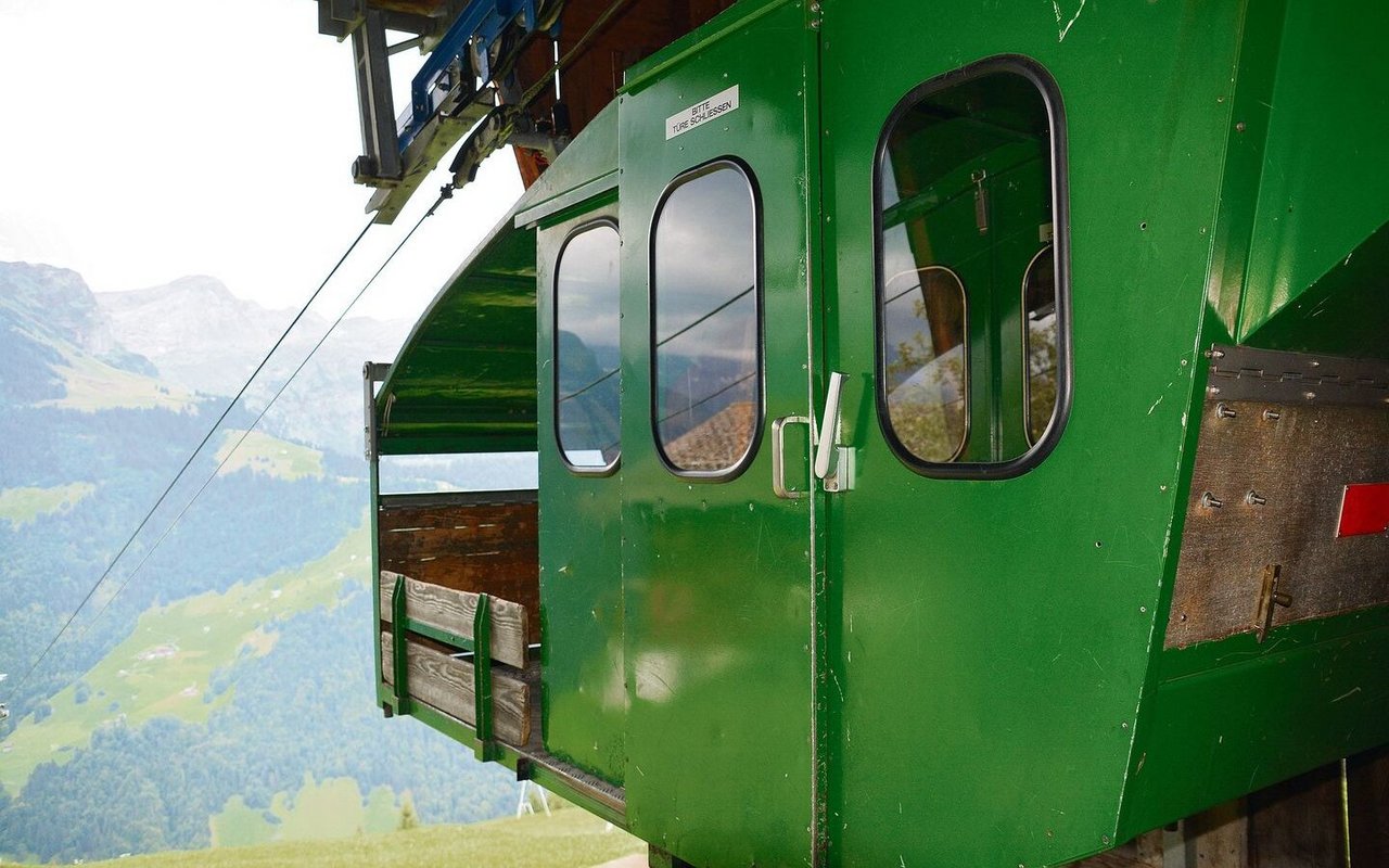 Die vollautomatische Seilbahn mit Platz für vier Personen. Die Bergstation liegt wenige Meter oberhalb von Hergers Haus.