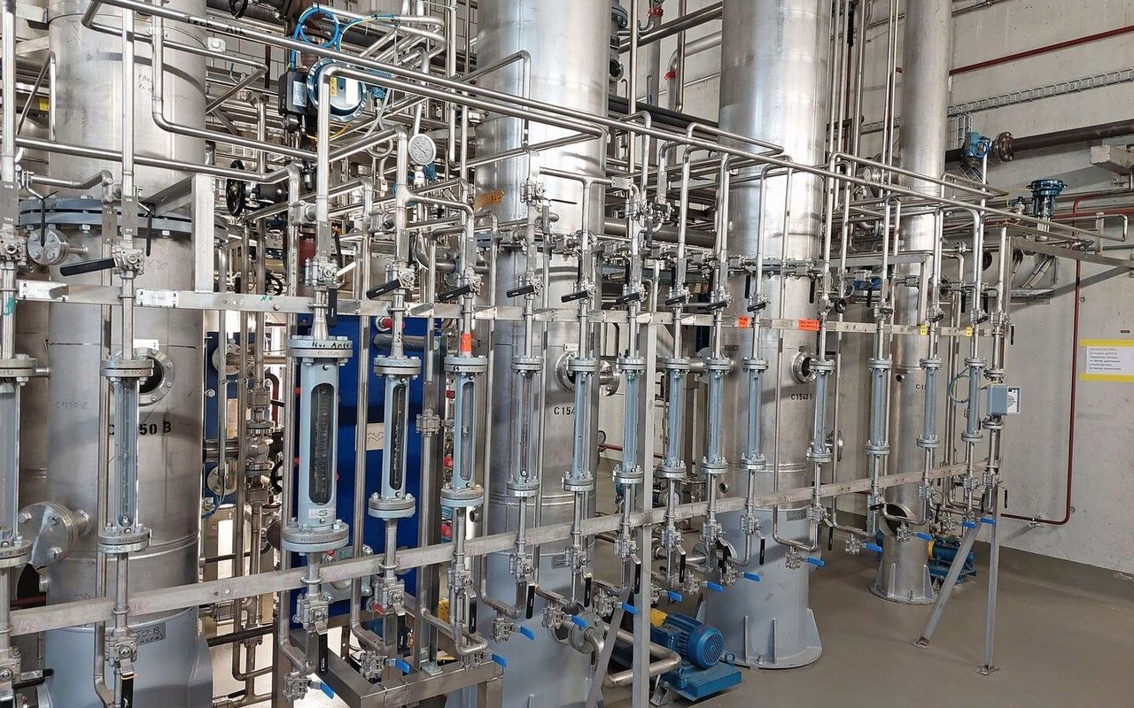 Das Herzstück der Anlage ist die Destillation. Hier wird die Qualität und Art des Ethanols beeinflusst, also ob es Trink- oder Pharmaethanol wird. 