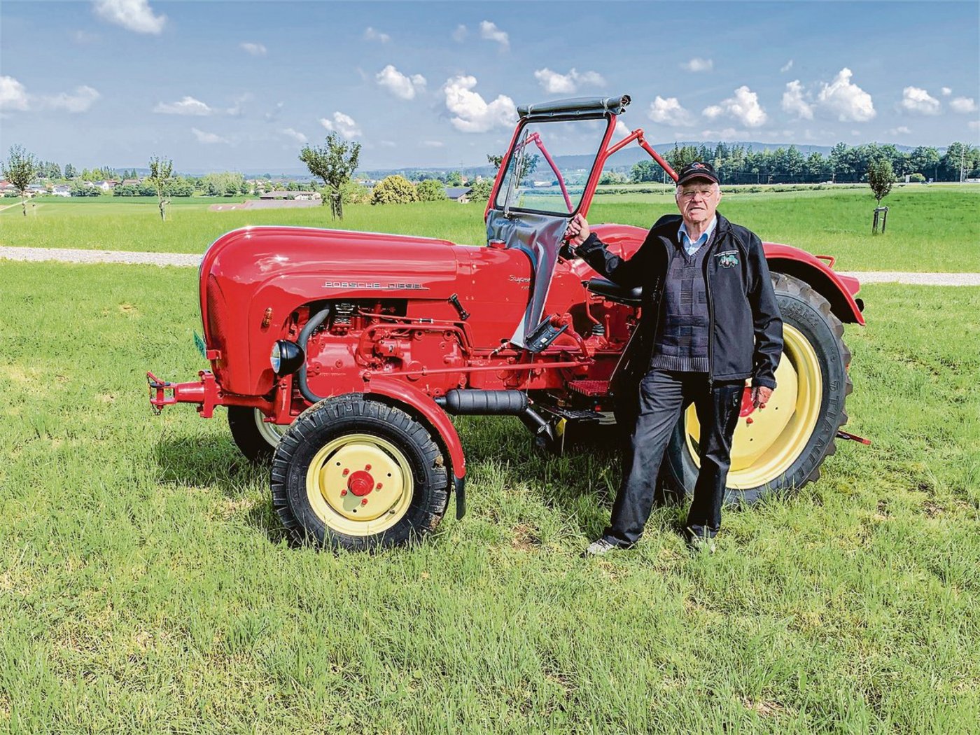 So einen Porsche sieht man nicht alle Tage: Mit seinem sorgfältig restaurierten Super Export macht Willi Lehmann Ausfahrten durch die Natur. (Bild Archiv))