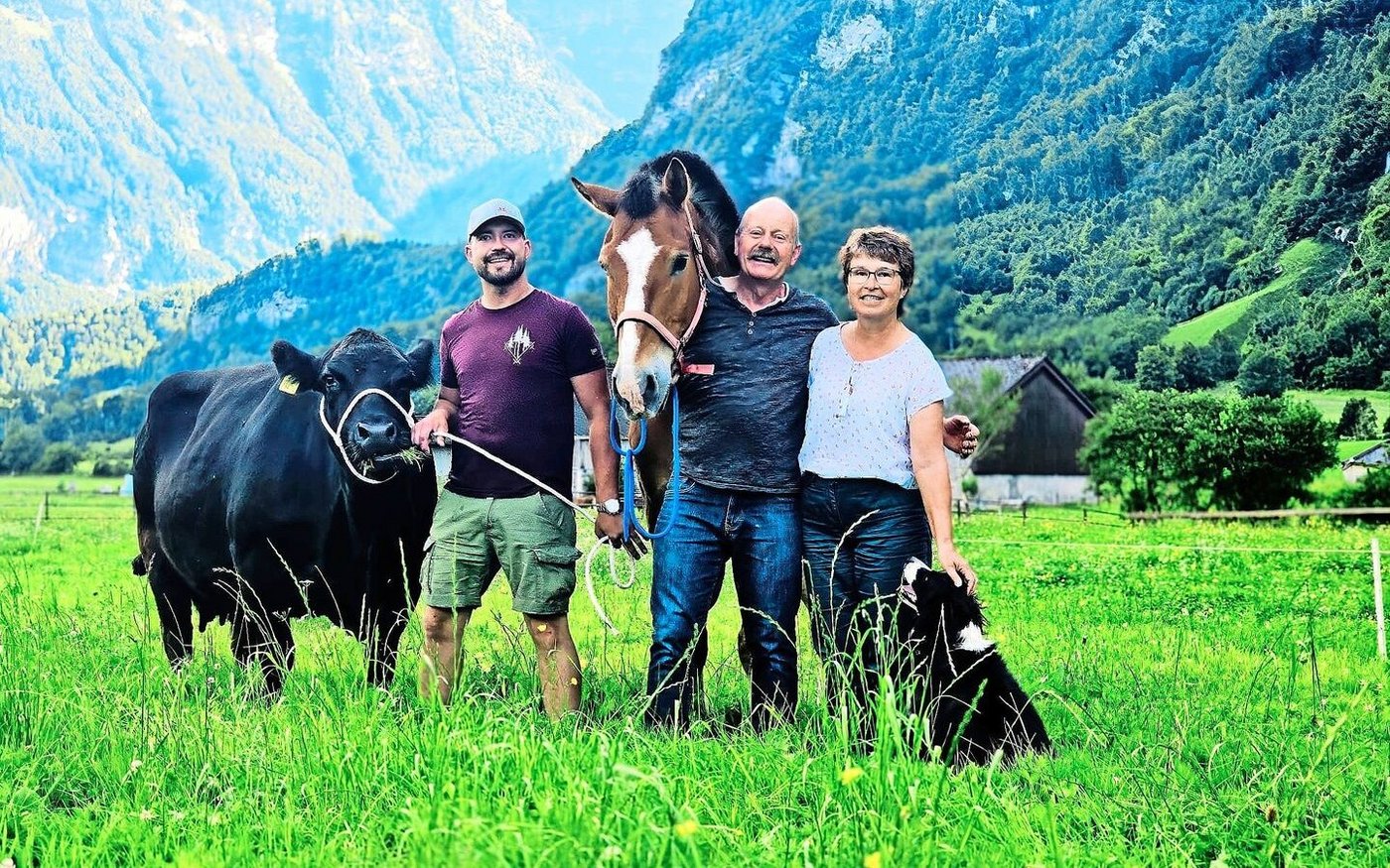 Reto Kubli mit seinen Eltern Mathias und Vreni Kubli (v. l. n. r.). Seit vier Generationen bewirtschaftet die Familie den Betrieb. Zentrale Standbeine sind die Fleischproduktion sowie die Haltung von Pensionspferden.