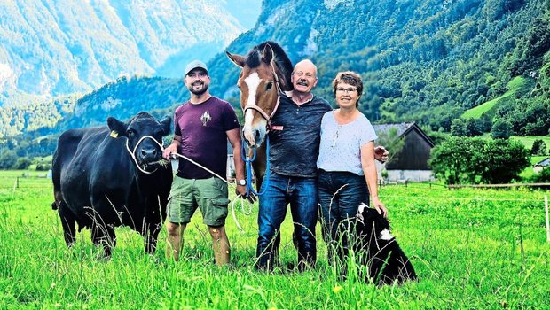 Reto Kubli mit seinen Eltern Mathias und Vreni Kubli (v. l. n. r.). Seit vier Generationen bewirtschaftet die Familie den Betrieb. Zentrale Standbeine sind die Fleischproduktion sowie die Haltung von Pensionspferden.