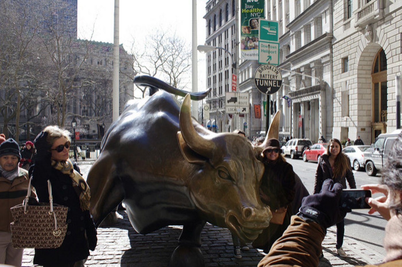 Die New Yorker Bullen-Statue "Charging Bull" bekommt die ganze Aufmerksamkeit wieder für sich alleine. (Bild Flickr / Marko Kudjerski)