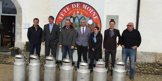Olivier Isler (Geschäftsführer Interprofession Tête de Moine), Jacques Gygax (Präsident Interprofession Tête de Moine), Markus Gerber (Gemeindepräsident Saicourt), Olivier Girardin (Direktor Fondation Rurale Interjurassienne), Annnemarie Hämmerli (Generalsekretärin Landwirtschaftskammer Berner Jura), Guillaume Davot (Direktor Jura bernois Tourisme), Gérard Benoît à la Guillaume (Bidons sans frontières). (Bild zVg)