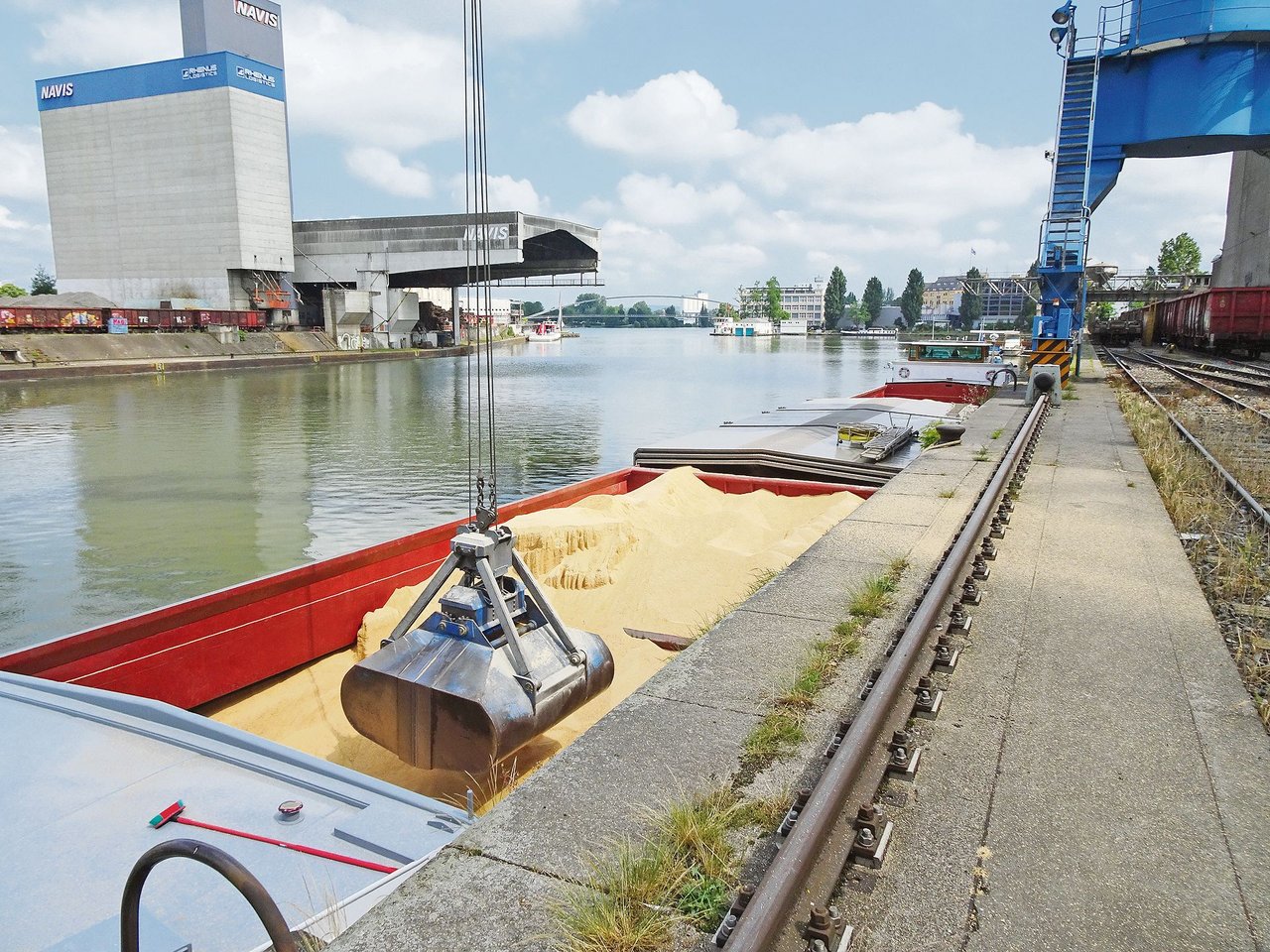 Entladung von Sojaschrot im Hafen Basel: Die Futtermittel-Importe sorgen im Vorfeld der Abstimmung für grosse Diskussionen, auch in unserem Streitgespräch. (Bild LID/Markus Rediger)