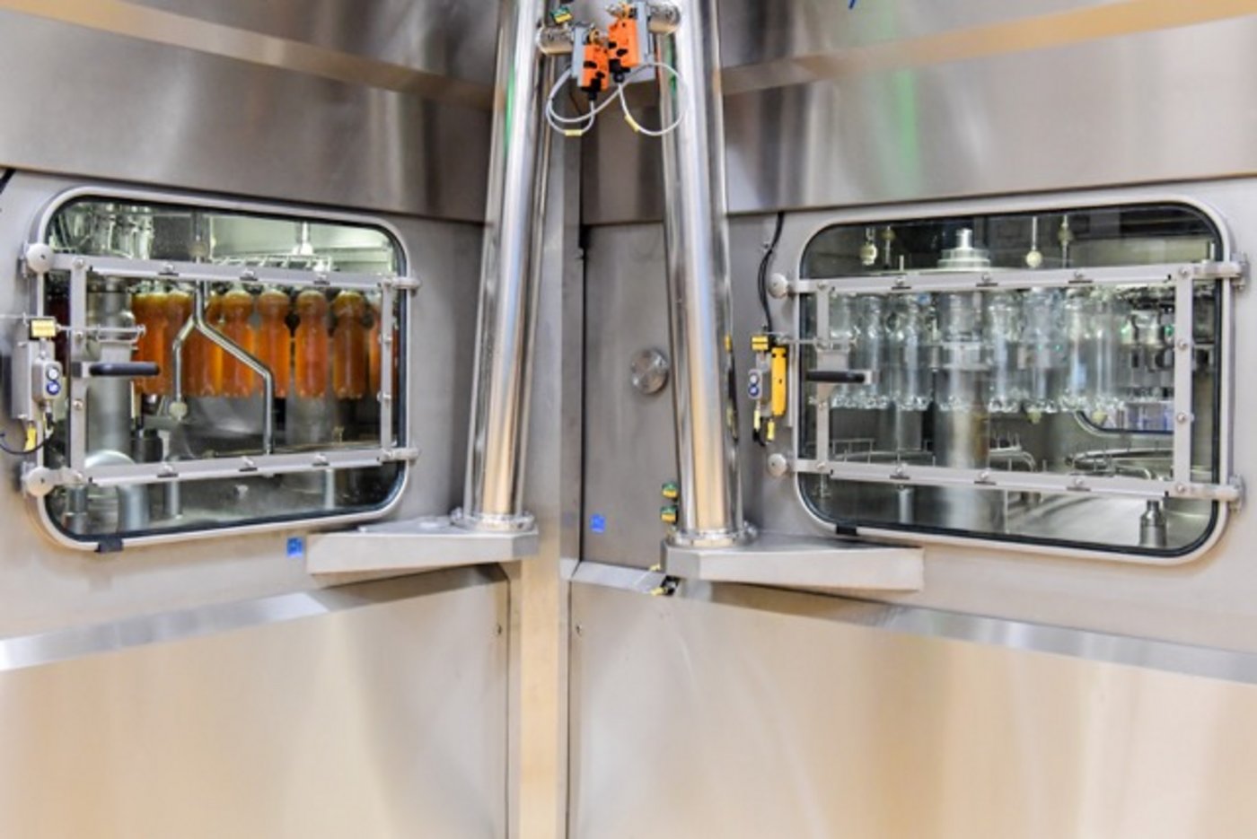 Die Anlage füllt 22'000 Flaschen pro Stunde ab. 