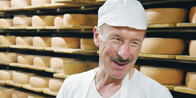 Käsermeister Willi Schmid in einem seiner fünf Käsekeller in Lichtensteig. Er schwört auf die Rohmilch aus dem Toggenburg, welche die Basis für den Erfolg seiner preisgekrönten Käse legt. (Bilder Urs Oskar Keller)
