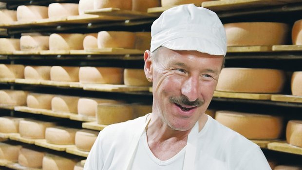 Käsermeister Willi Schmid in einem seiner fünf Käsekeller in Lichtensteig. Er schwört auf die Rohmilch aus dem Toggenburg, welche die Basis für den Erfolg seiner preisgekrönten Käse legt. (Bilder Urs Oskar Keller)