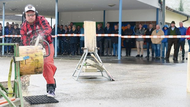Tempo und Präzision Tempo und Präzision mit der Motorsäge. Timbersport Luthern präsentierte sein Können.
