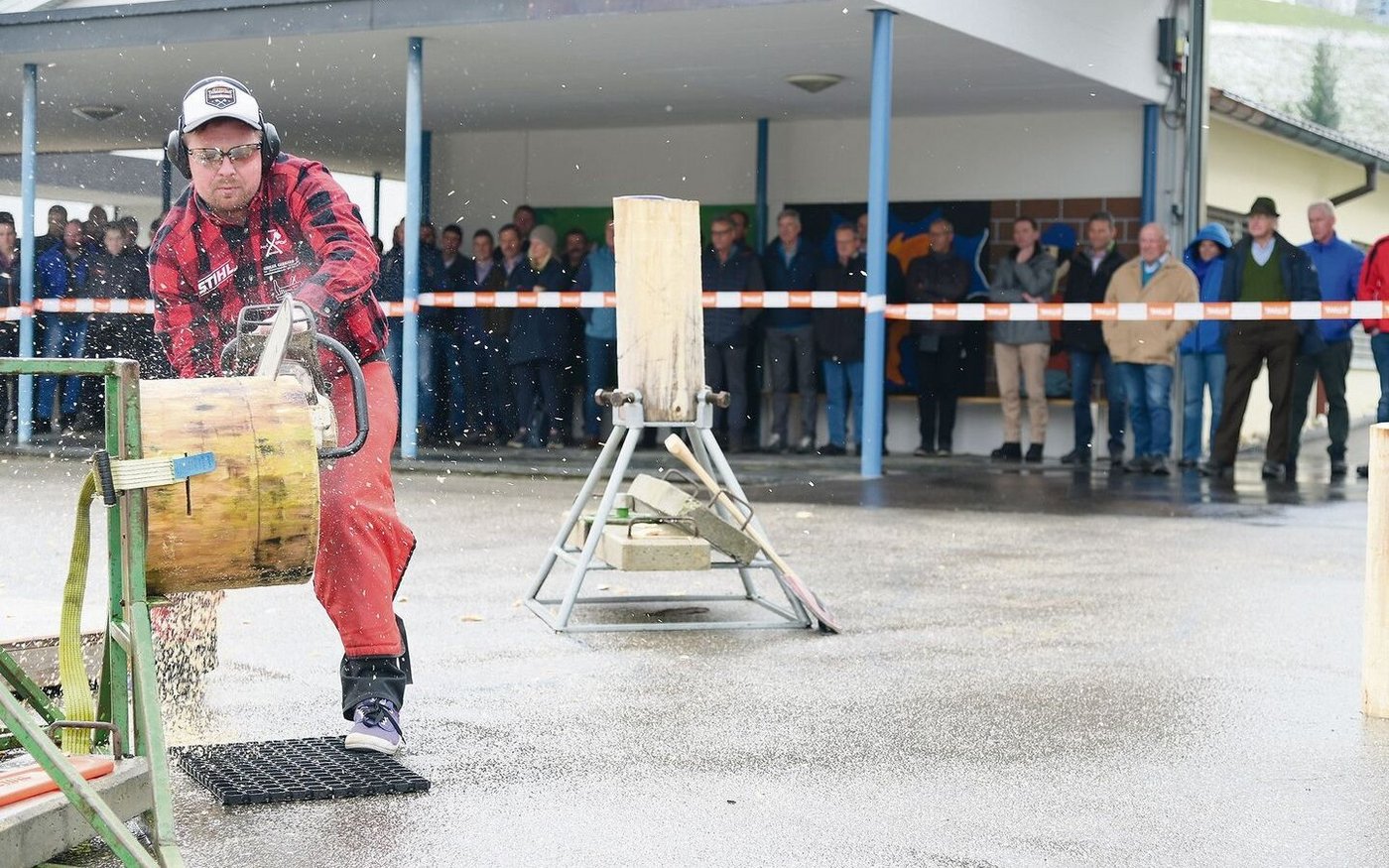 Tempo und Präzision mit der Motorsäge. Timbersport Luthern präsentierte sein Können. 