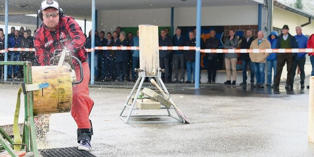 Tempo und Präzision mit der Motorsäge. Timbersport Luthern präsentierte sein Können. 