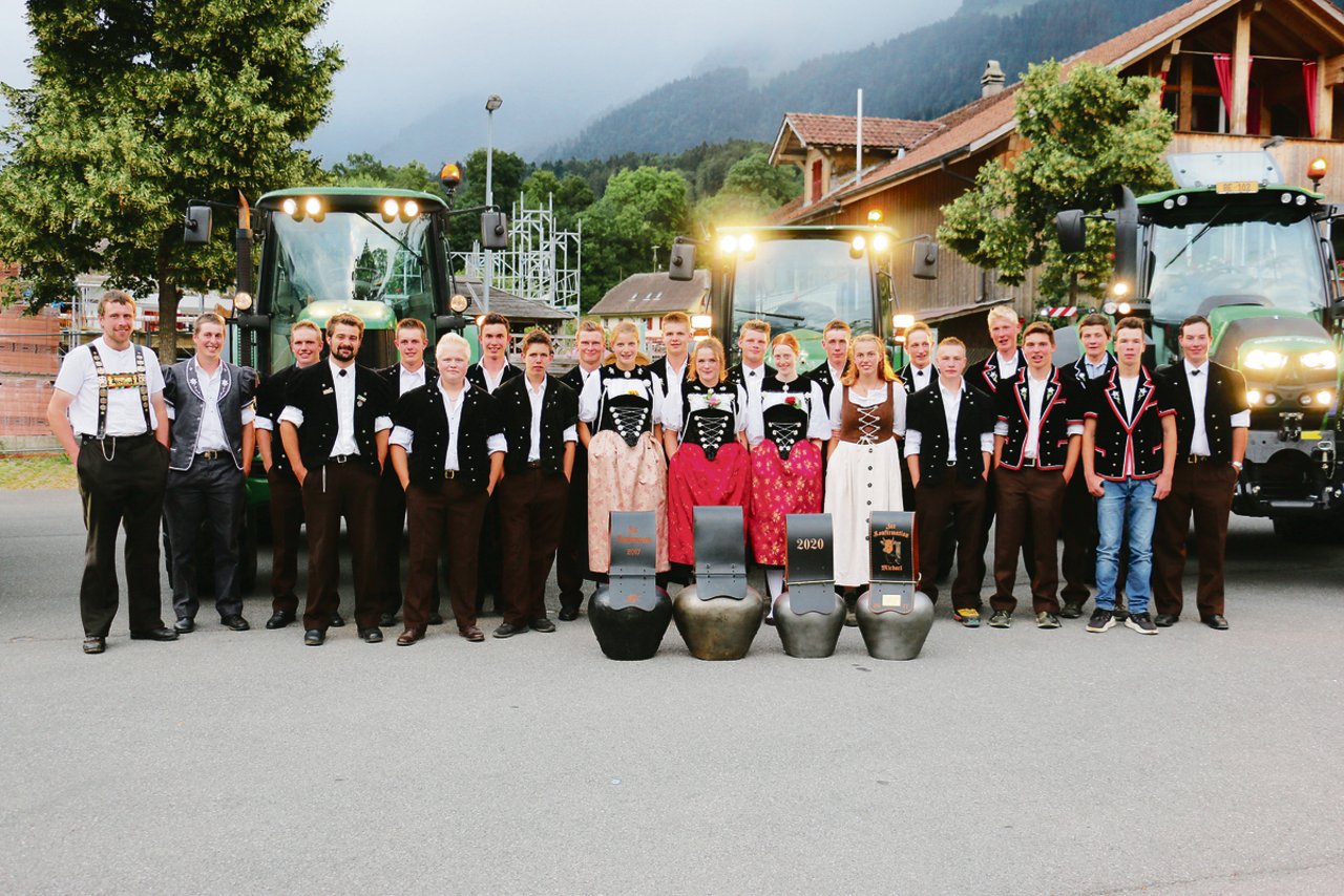 Eine Pracht in Tracht und Treicheln: Die Landwirt(innen) EFZ der Klasse Oberland.