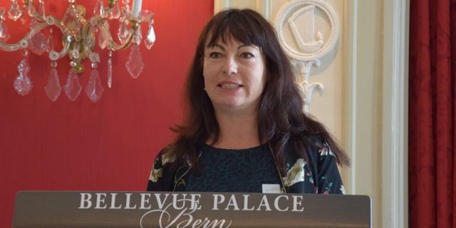 Géraldine Savary bei ihrer Eröffnungsrede an der Generalversammlung in Bern. (Bild jw)