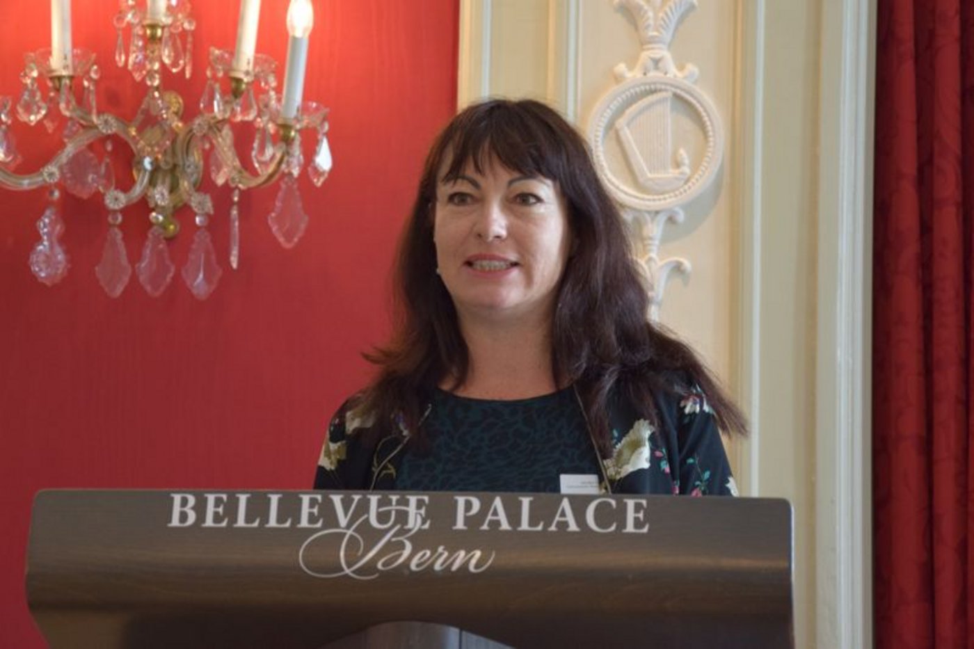 Géraldine Savary bei ihrer Eröffnungsrede an der Generalversammlung in Bern. (Bild jw)