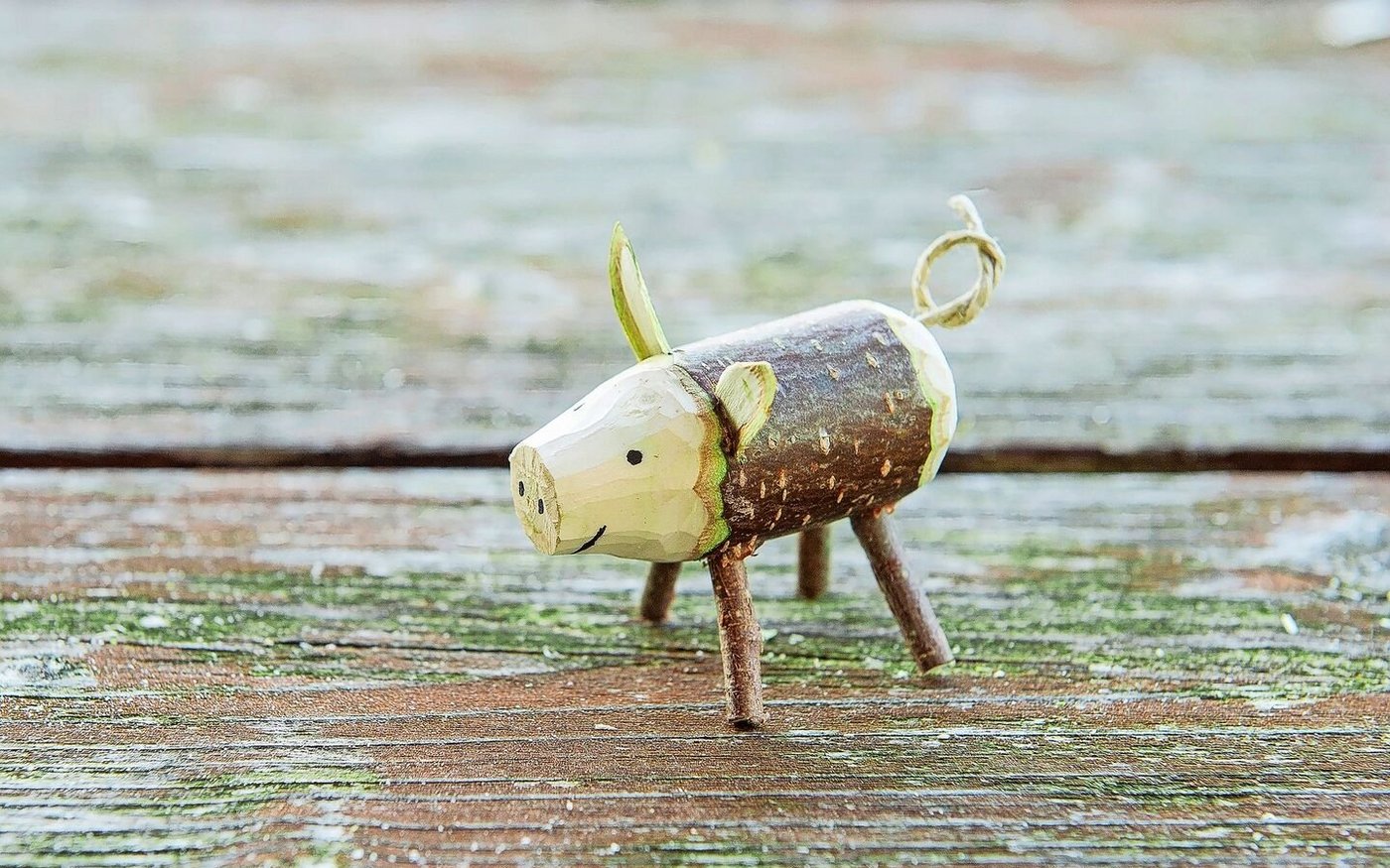 Mit einem Stift Augen, Nase und Maul aufmalen.