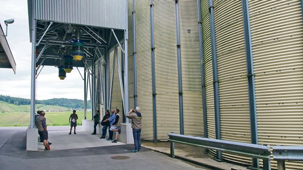Die Getreideproduzenten besichtigten am Getreidehöck die drei neuen Getreidesilos. Damit nicht genug – mit dem Bau von zwei weiteren Getreidesilos soll dieses Jahr gestartet werden. 