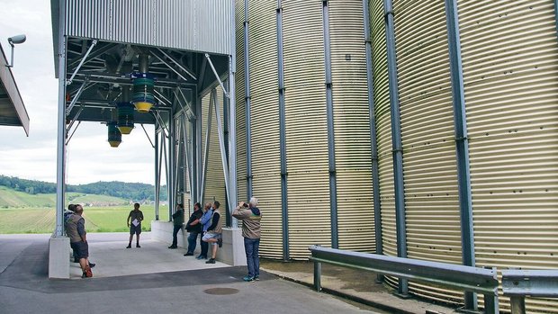 Die Getreideproduzen Die Getreideproduzenten besichtigten am Getreidehöck die drei neuen Getreidesilos. Damit nicht genug – mit dem Bau von zwei weiteren Getreidesilos soll dieses Jahr gestartet werden.