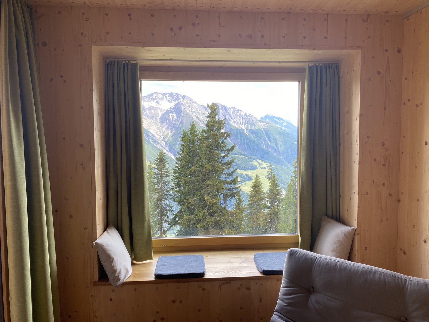 Gemütlich: eine breite Fensternische für Ruhemomente mit Aussicht. (Bild Daniela Berchtold)