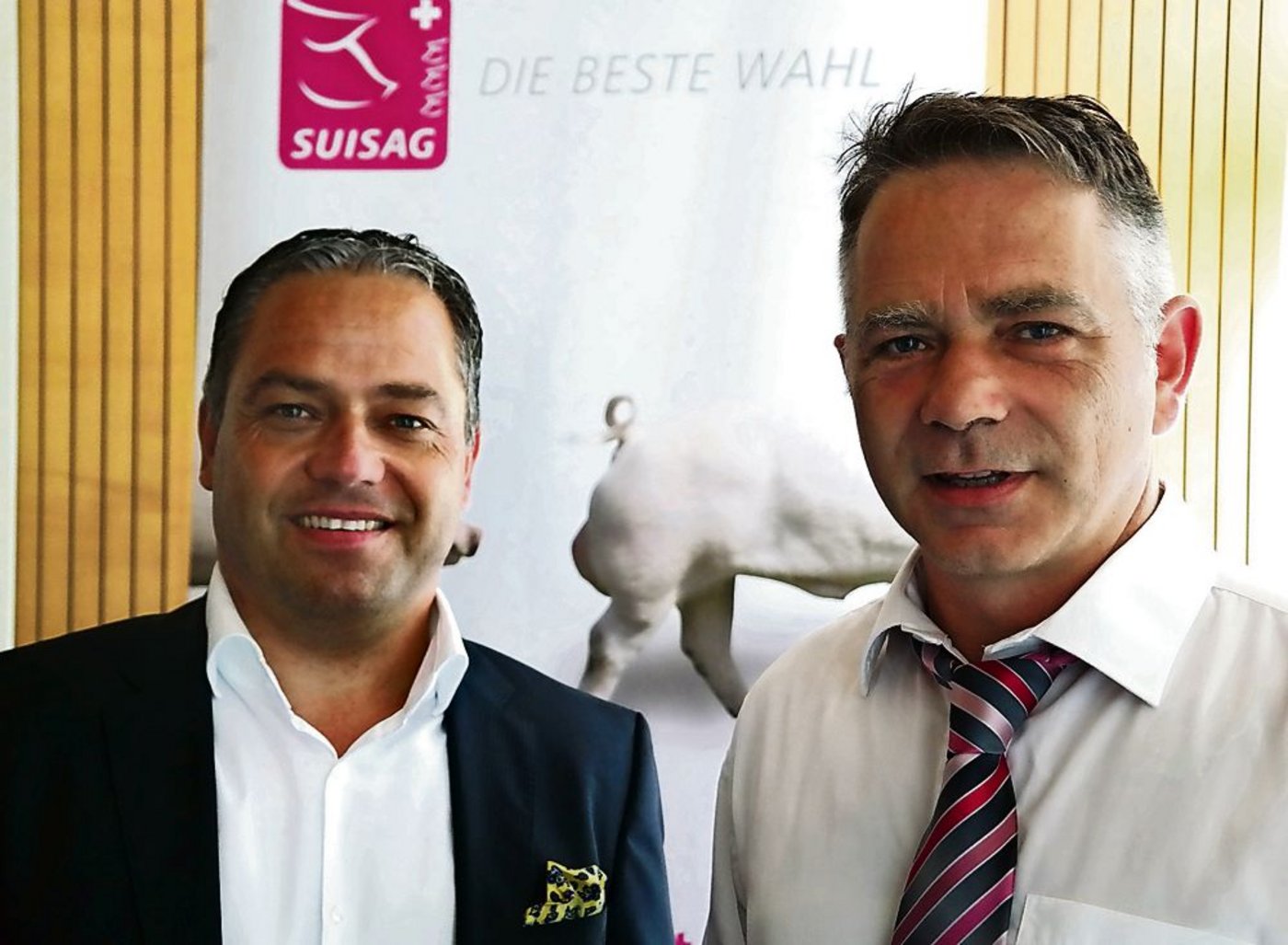 Meinrad Pfister (links) übergibt das Präsidium der Suisag anlässlich der Generalversammlung in Dagmersellen LU an Jürg Barmettler. (Bild: Josef Kottmann)