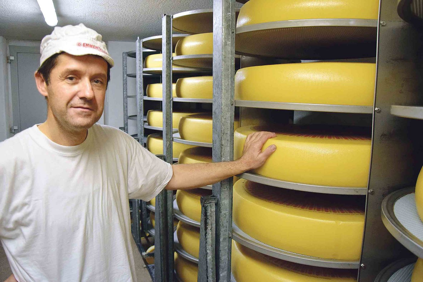 Käsermeister Hansruedi Gasser begutachtet im Keller das Resultat. 