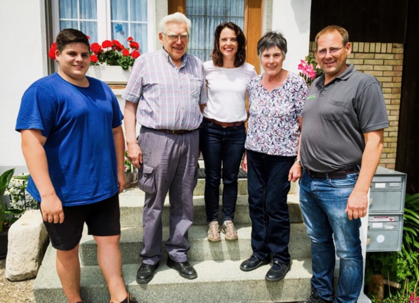 Mona Vetsch (Mi.) mit der Familie Bösiger: (v.l.) Philipp, Peter, Therese und Beat Bösiger.