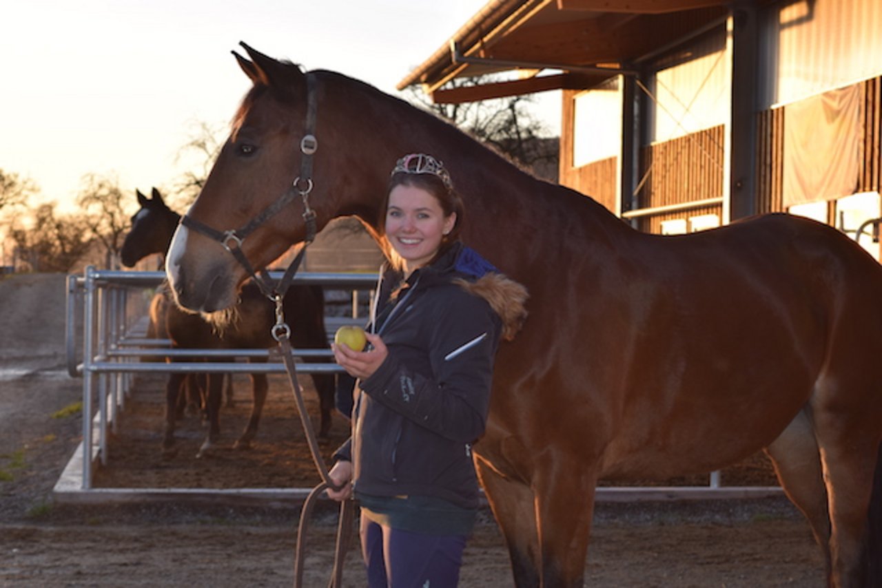 Larissa Häberli ist Pferdepflegerin. Ihr Lieblingsapfel ist der Eierlederapfel. (Bild sgi)