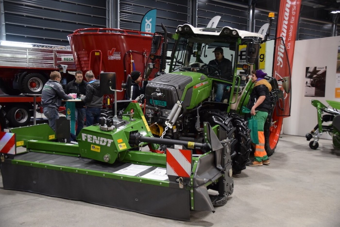 Auch Junglandwirte informieren sich über den neusten Stand der Technik und probiern das Gefühl gleich life aus. 