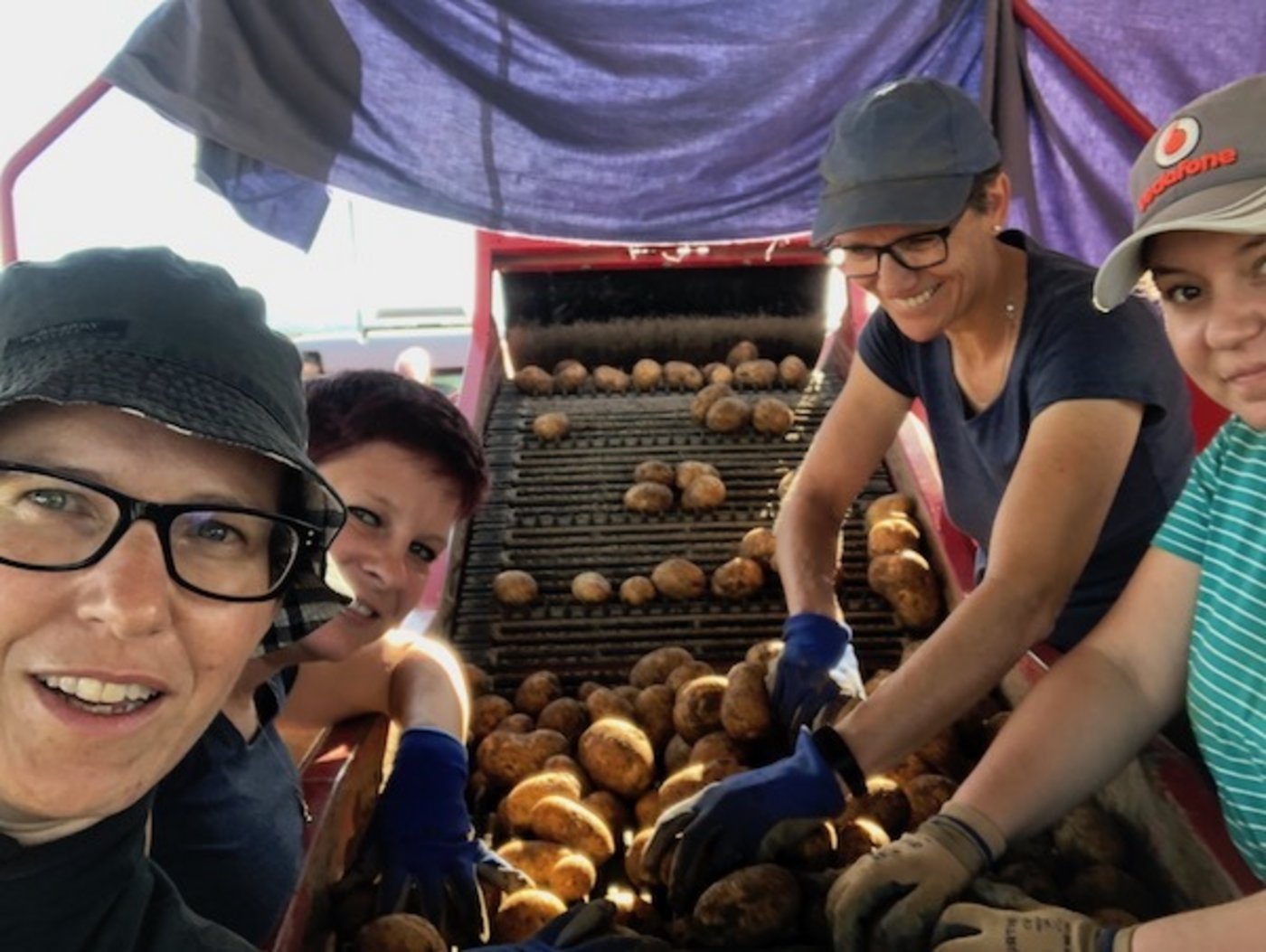 Schnell ein Selfie. Für seriöses Fotografieren fehlte die Zeit. Fahrtempo und Kartoffelmenge forderten das Team.