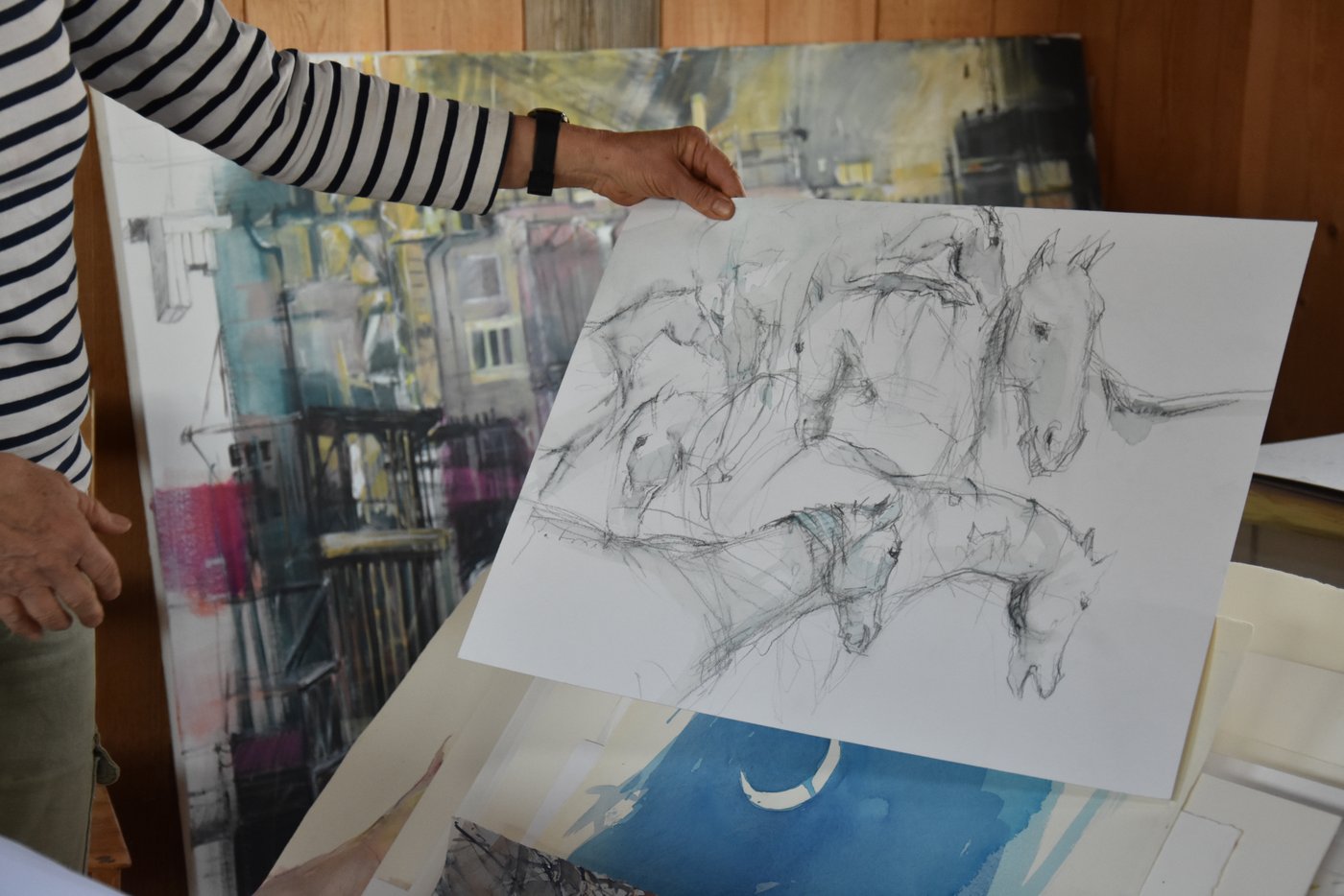 Für Gabriela Gfeller strahlen Pferde eine Ruhe aus. Manchmal sitzt sie sich zu ihnen in den Stall und skizziert sie. (Bild BauernZeitung/sjh)