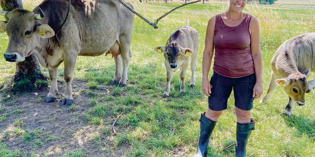 Eine Leidenschaft für Kuh und Tierwohl: Längerfristig möchte Mechtild Knösel die ganze Original-Braune-Milchvieh-Herde im Familienverband zusammenleben lassen. Bereits realisiert hat sie die muttergebundene Kälberaufzucht. (Bild akr)