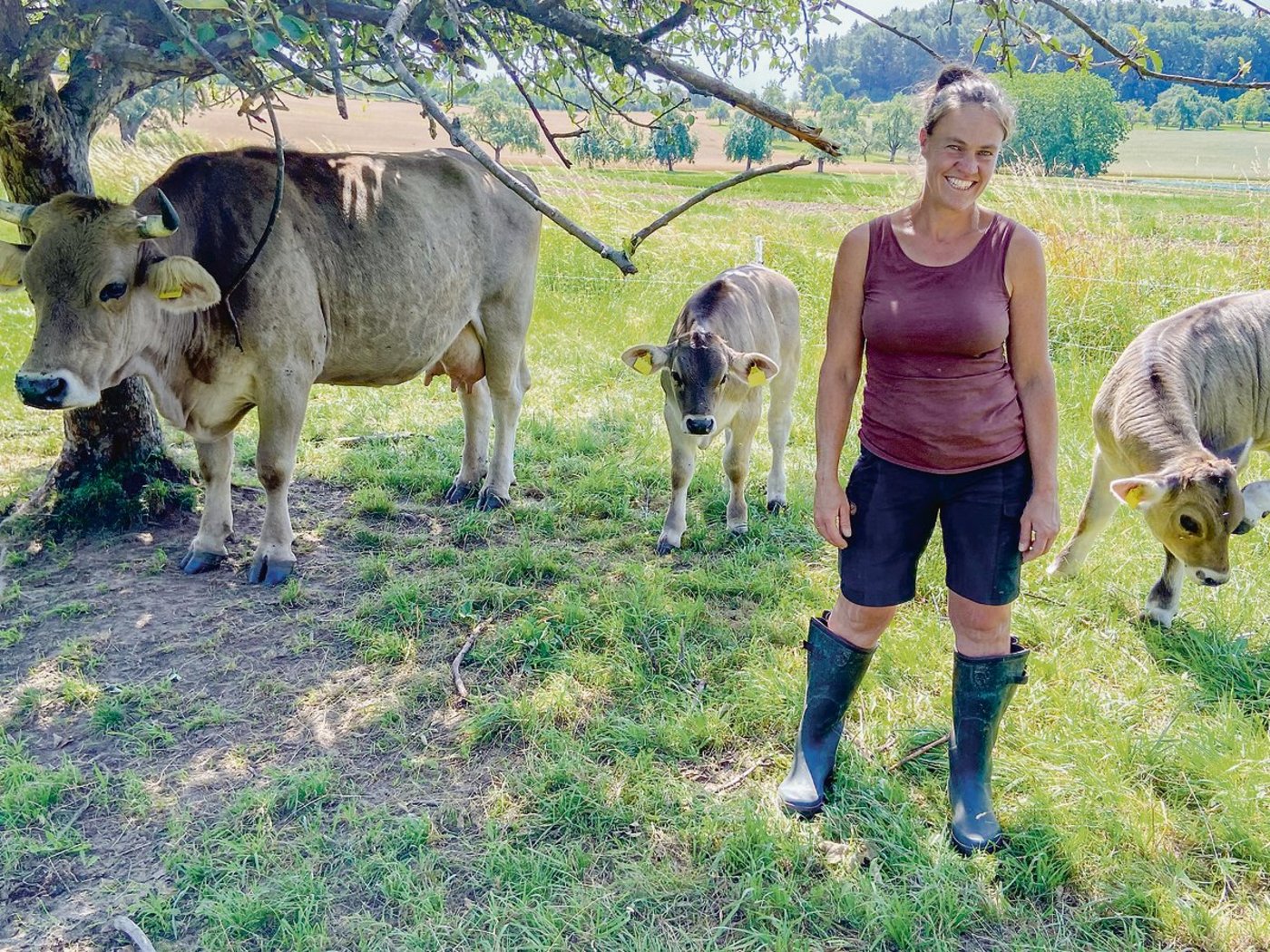 Eine Leidenschaft für Kuh und Tierwohl: Längerfristig möchte Mechtild Knösel die ganze Original-Braune-Milchvieh-Herde im Familienverband zusammenleben lassen. Bereits realisiert hat sie die muttergebundene Kälberaufzucht. (Bild akr)