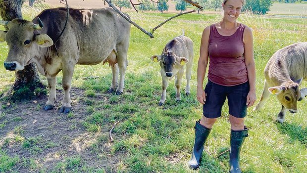 Eine Leidenschaft für Kuh und Tierwohl: Längerfristig möchte Mechtild Knösel die ganze Original-Braune-Milchvieh-Herde im Familienverband zusammenleben lassen. Bereits realisiert hat sie die muttergebundene Kälberaufzucht. (Bild akr)