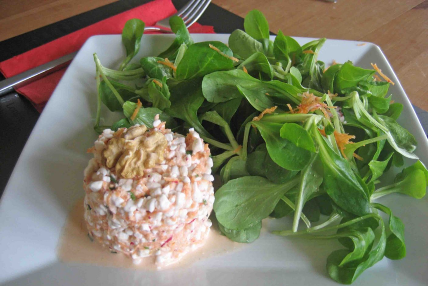 Hüttenkäseköpfli mit Nüsslisalat. (Thurgauer Landfrauenverband)