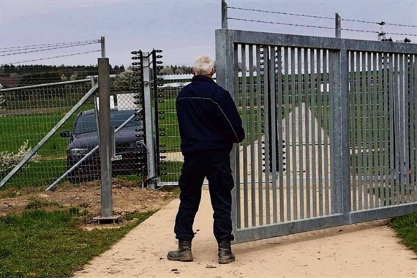 Kein Eintritt ohne das Sicherheitspersonal zu passieren: Die «Protected Site» der Agroscope in Reckenholz wird gut bewacht. (Bild Nadine Baumgartner)