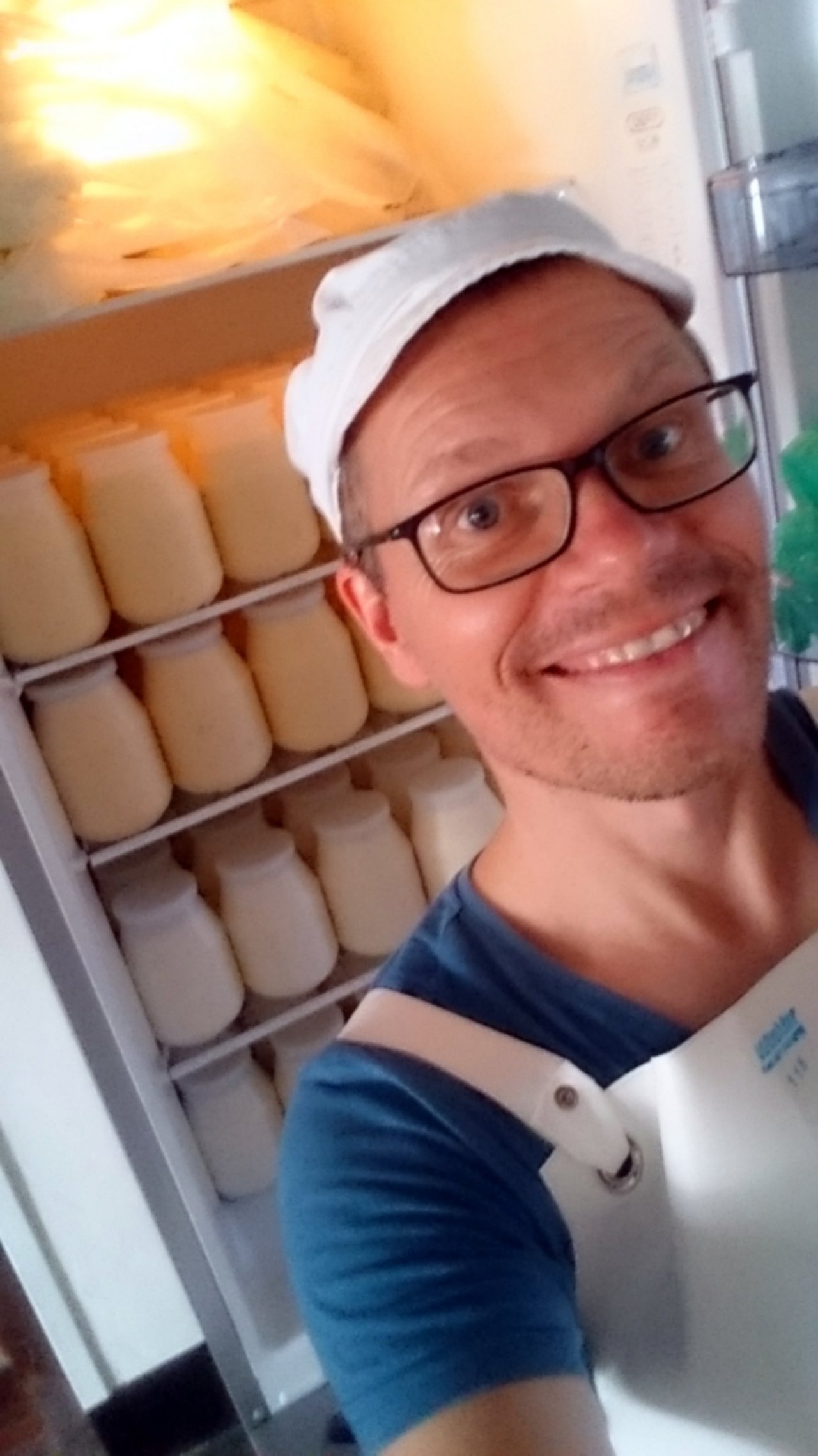 "Happy me" mit vollem Kühlschrank: Joghurt, Quark, Frischkäse, Feta, Halloumi, Rahm, Sauerrahm, Ricotta.