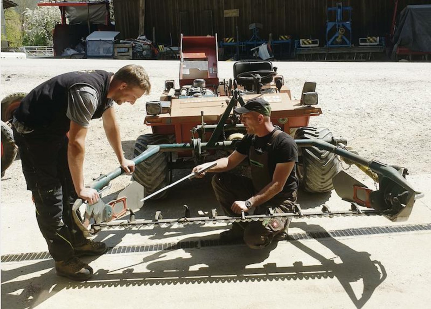 Berufsbildner Stefan Sauter  unterstützt seinen Lernenden Kilian Gehring beim Auftrag zum Messerbalken. (Bild zVg) 