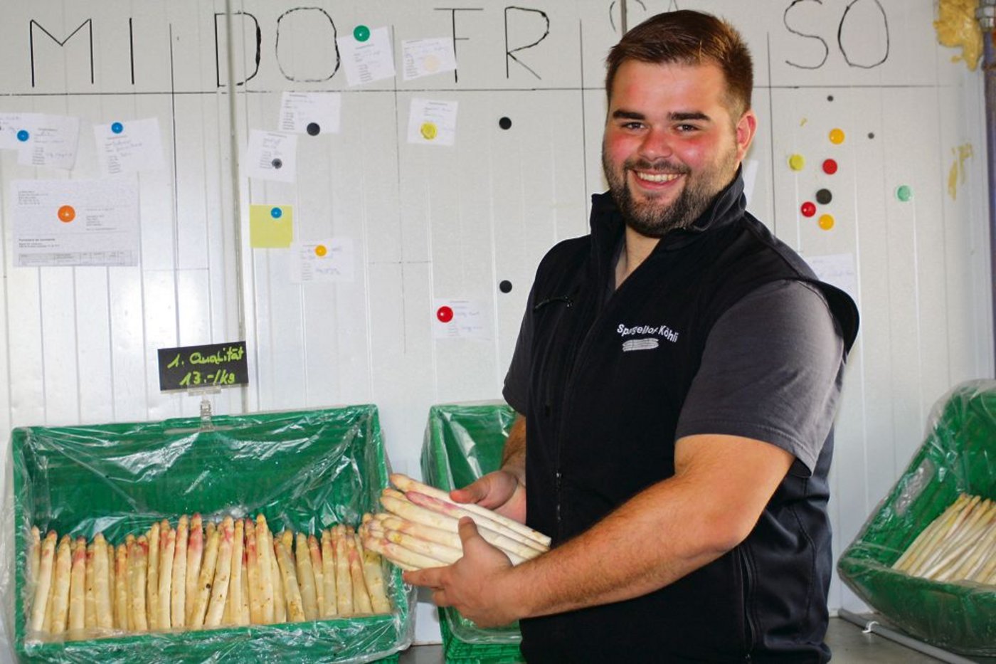 Der angehende Meisterlandwirt Ronny Köhli zeigt stolz seine frisch geernteten Spargeln. In seiner knappen Freizeit widmet sich der ehemalige Aktive nunmehr passiv dem Schwingsport. (Bilder Andrea Wyss)