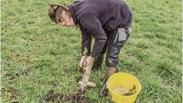 Salome Aeschbacher aus Bätterkinden BE macht ihr 2. Lehrjahr zur Landwirtin EFZ bei Familie Schürch in Kirchberg BE (Bild Aeschbacher)