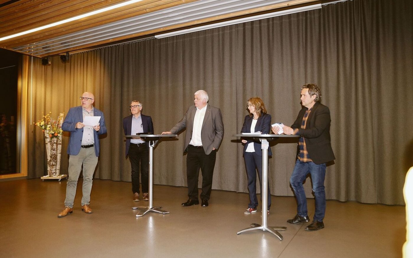 Diskutierten unter Leitung von Augustin Mettler (links) über das Thema Raumplanung (von rechts): Vendelin Coray, Geschäftsführer Schwyz Tourismus, Barbara Jud von Espace Suisse, Ständerat Othmar Reichmuth und Baptist Lottenbach, Gemeinderat Weggis.