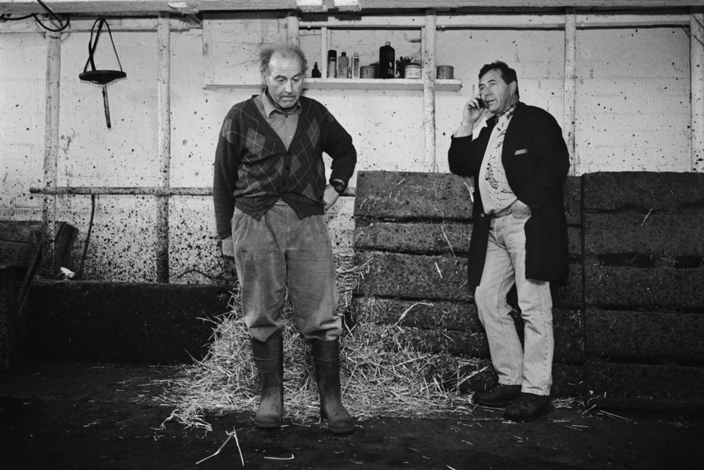Hans mit dem Viehhändler im Stall. (Bild Tomas Wüthrich)