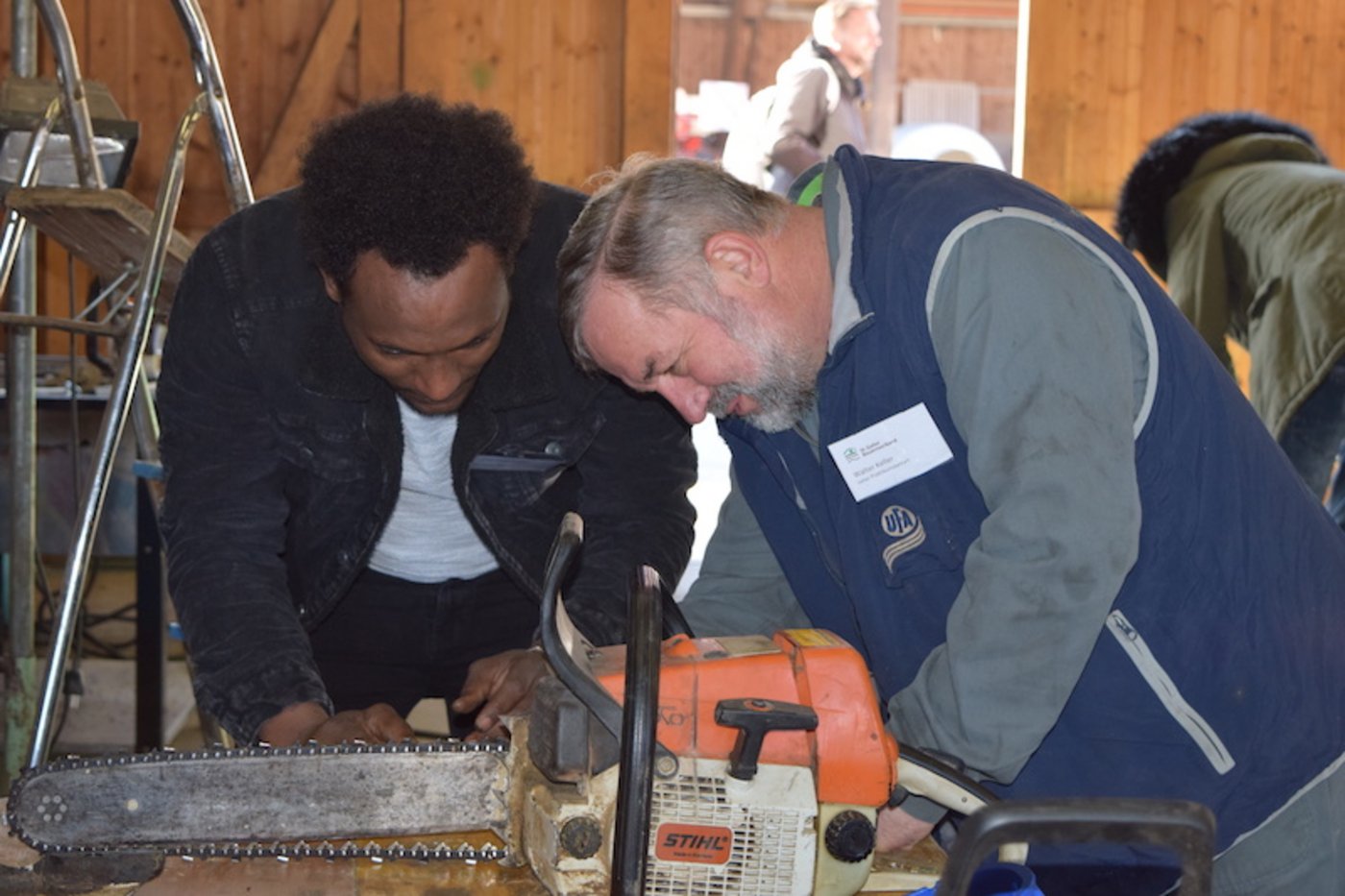 Walter Keller leistet Hilfe beim Zusammensetzen der Motorsäge. (Bilder sgi)