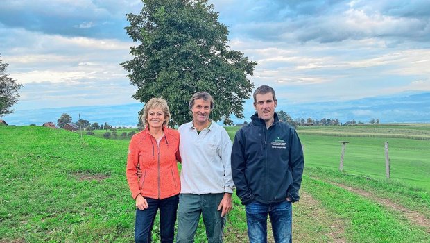 Bewirtschaften gemei Bewirtschaften gemeinsam den Urihof: Susanne und Othmar Keiser mit dem LuB-Mitarbeiter Pirmin Langenstein.