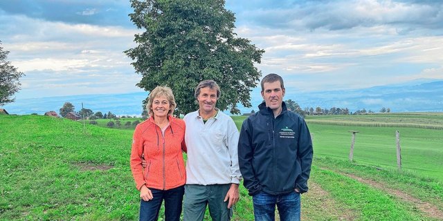 Bewirtschaften gemeinsam den Urihof: Susanne und Othmar Keiser mit dem LuB-Mitarbeiter Pirmin Langenstein.