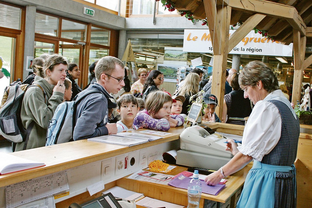 Wegen der Pandemie-Situation ging die Besucherzahl in der Gruyère-Schaukäserei stark zurück. Dennoch soll am geplanten Neubau festgehalten werden. (Bild Archiv fo)